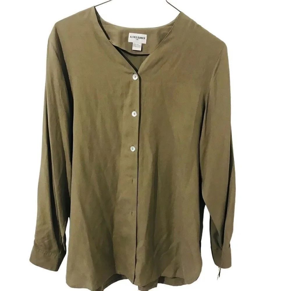 Alfred Dunner army green 100% silk long sleeve blouse. A320